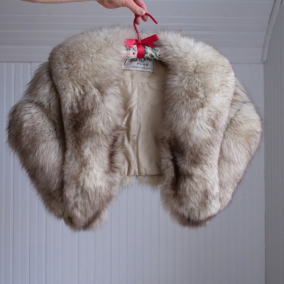 Vintage 1950s Vass & Sons fluffy fox fur cape - Picture 8 of 11